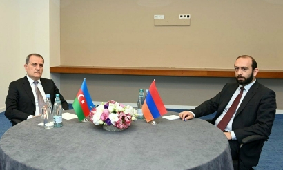 Armenia, Azerbaijan FMs have informal meeting in Iran