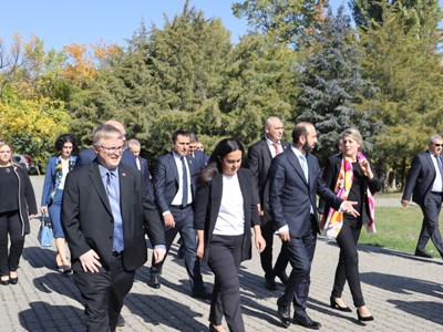 Canada FM visits Armenian Genocide Memorial in Yerevan