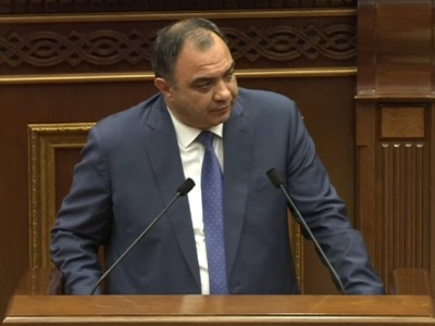 Արցախից բռնի տեղահանվածները  պետք է կամովին հանձնեն իրենց հետ բերած զենքերը. Վահե Ղազարյան