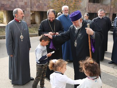 Католикос всех армян навестил в Цахкадзоре 38 арцахских семей