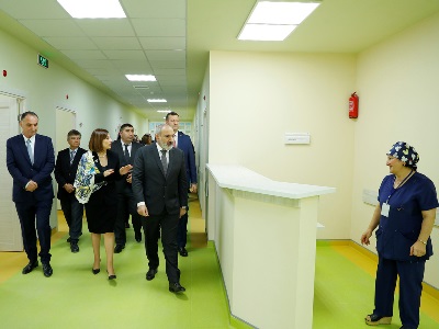 Пашинян принял участие в церемонии открытия нового корпуса МЦ Мартуни