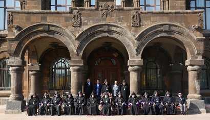 Գերագույն հոգևոր խորհուրդը ճիշտ որոշում է կայացրել` պահպանելու Արցախի թեմը և նրա կարգավիճակը. Թաթոյան