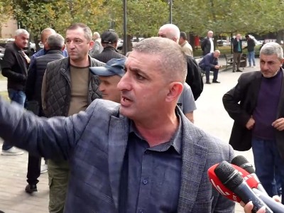 Переселенцы из Нагорного Карабаха проводят акцию протеста у здания Минтруда и социальных вопросов Армении