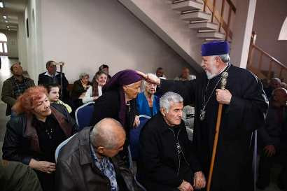 Ամենայն Հայոց Կաթողիկոսն իր օրհնությունը բաշխեց Երևանի N 1 տուն-ինտերնատի բնակիչներին
