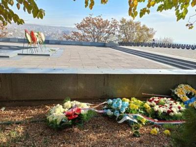 Unidentified persons break wreaths placed by diplomats accredited to Armenia at Victory Park in Yerevan (PHOTOS)