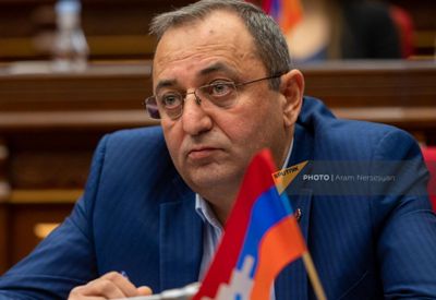 «Իրավունք». «Զեմլյա՞կ», թե՞ «դավաճան». Արծվիկ Մինասյանը մասնակցել է ՔՊ-ական պատգամավորի հոգեհանգստին