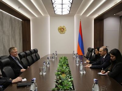 Секретарь СБ Армении и посол Канады обсудили переговорный процесс между Ереваном и Баку