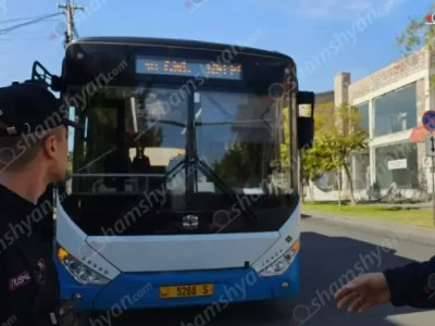 Երևանում հերթական անգամ վնասել են «Zhongtong» ավտոբուսը, որում եղել են մեծ թվով ուղևորներ. Կասկածյալն ազգությամբ հնդիկ է