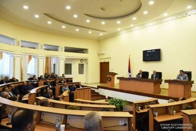 «Իրավունք». Արցախի ԱԺ նիստերի հարցը թոփում է տեղում