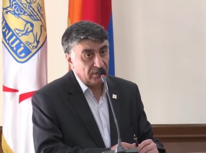 Մարդիկ իրենց կապերով, գուցե փողով, իրենց հայրերի հուշատախտակն են դնում ու խաթարում քաղաքի դիմագիծը. Ավագանու անդամ