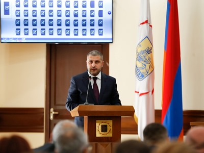 Вице-мэр Еревана пригрозил непослушным членам Совета старейшин удалением из зала заседаний с помощью полиции
