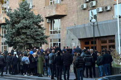 Владельцы рыбоводческих хозяйств проводят акцию протеста у правительства Армении