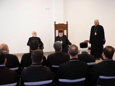 Կաթողիկոսը Էջմիածնի «Գարեգին Ա» կրթական կենտրոնում հանդիպել է վերապատրաստման դասընթացներն ավարտած քահանաներին
