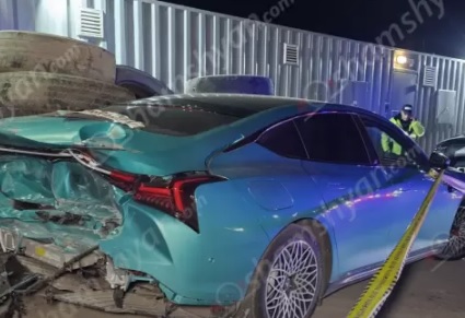 В Абовяне пьяный водитель за рулем «Mercedes» врезался в припаркованный «Hozon Neta S 650» и наехал на пешехода