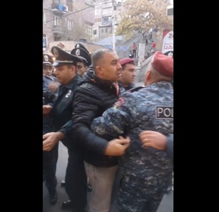 Полицейские подвергли приводу 6 участников акции, требовавших отставки Пашиняна, и отняли у них палатку