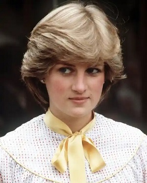 Blouse worn by Princess Diana during her engagement to Charles to be auctioned