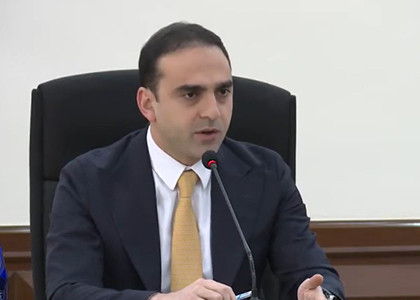 «Վերջնական քանդեք, թող գնան պատմության գիրկը». Ավինյանը՝ Արցախի փողոցի վթարային շենքերի մասին