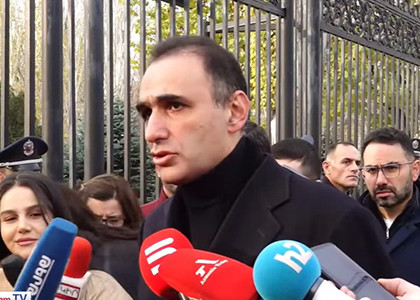 Инициатива «Айакве» проводит акцию перед зданием парламента в поддержку своего проекта 