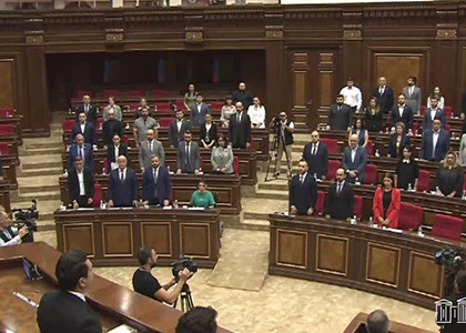 НС Армении почтило минутой молчания память погибшего на передовой армянского военнослужащего Аракеляна Герасима
