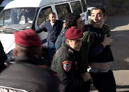 В Алаверди завязалась потасовка между красными беретами и гражданами