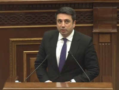 Պարոն Վարդանյանը պիջակի թեւերը քշտեց, եկավ՝ հերթական «Ոսկե աշնան» ոտանավորը կարդալու համար. Ալեն Սիմոնյան
