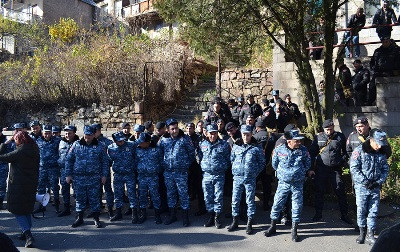 «Հրապարակ». Երեկվանից Ալավերդու մատույցներում ոստիկանական զորքեր են կուտակել