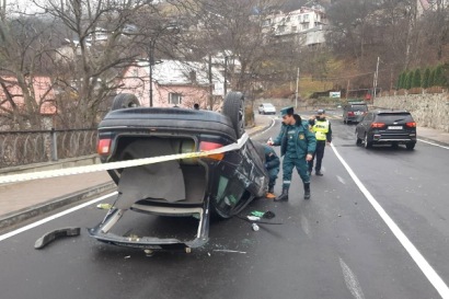 Դիլիջան քաղաքում Opel մակնիշի ավտոմեքենան ավտոճանապարհի երթևեկելի հատվածում շրջվել է