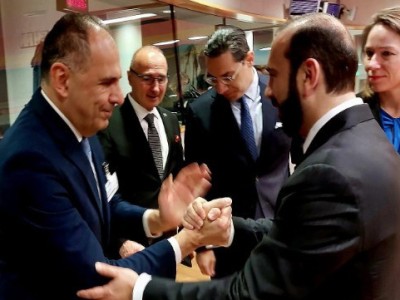 Министр иностранных дел Армении провел неформальную встречу с главой МИД Греции
