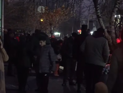 Родственники возвращенных из Азербайджана армянских пленных собрались у военного госпиталя