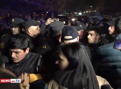 «Վրես չճվաս ա΄յ տղա». իրավիճակը Մուրացանի հոսպիտալի մոտ լարվեց