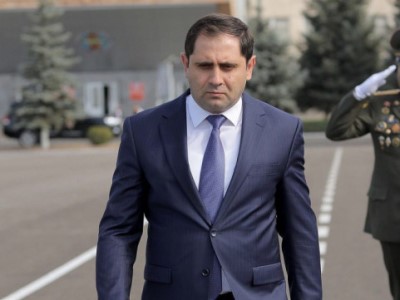 Глава Минобороны Армении из Кипра отправился в Грецию