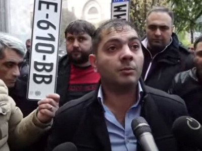 Водители автомобилей с грузинскими номерами протестуют у здания правительства Армении