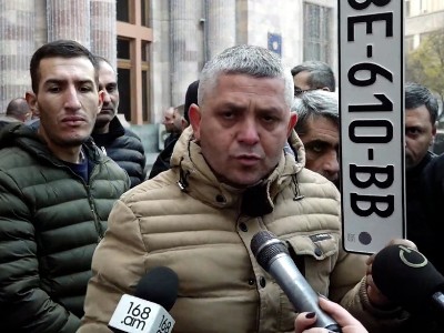 Հասել եմ Գյումրի, որ մաքսազերծեմ, ասում են՝ քոնը աջ ղեկ ա, չես կարա. բա որ չի կարելի, ինչի՞ եք թողել ներմուծել. Վարորդ