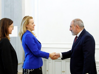 Nikol Pashinyan presents Armenia's Crossroads of Peace project to UN official