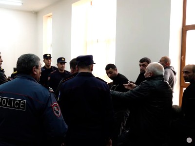 Կացարանում հրդեհից զոհված 15 զինվորի գործով նիստին իրավիճակը լարվեց. ընդմիջում հայտարարվեց