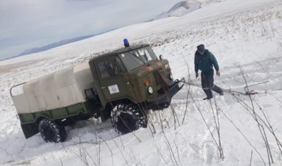 На дороге из села Ашоцк в Ташир застряли в снегу три автомобиля