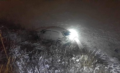 У села Айраванк автомобиль сорвался в овраг: водителя и пассажиров госпитализировали