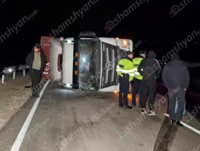 Տիգրանաշենի ոլորաններում Foton բեռնատարը կողաշրջվել է. դիզվառելիքը թափվել է