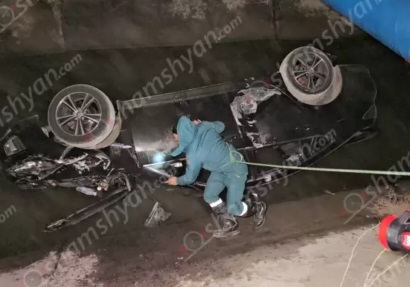 Հաղթանակ թաղամասում Mazda-ն ընկել է «Դերժավա» գործարանի հարևանությամբ գտնվող կամրջից և հայտնվել ջրանցքում