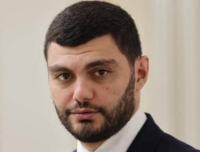 «Ժողովուրդ». Դավիթ Առաքելյանի ցուցումով այս ցրտին սալիկապատում են ԱԺ բակի սրճարանի ճեմուղին
