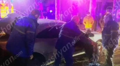 Խոշոր ավտովթար՝ Երևանում. Mercedes-ը Փակ շուկայի մոտ բախվել է պատնեշին․ կան վիրավորներ․ Shamshyan.com