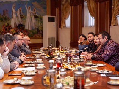 Դժվար, անցումային փուլում ենք, որը պետք է արժանապատիվ անցնենք. Ծառուկյանը հանդիպել է Արցախի մշակույթի գործիչների հետ