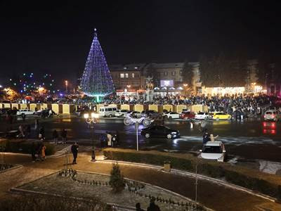 Տարածաշրջանում միակ բնական տոնածառն է այս բարձրության. Գյումրու քաղաքապետը վառել է Գյումրու գլխավոր տոնածառի լույսերը
