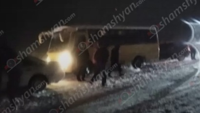 На Спитакских поворотах застрял автобус с 50 детьми