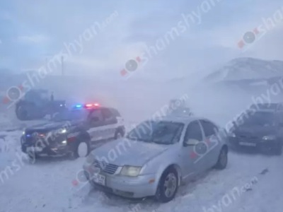 Более 700 транспортных средств застряли в пути из-за гололеда на поворотах Алагяз-Спитак