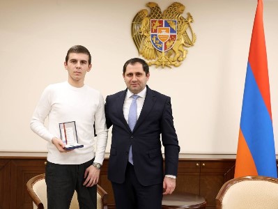 Министр обороны Армении наградил чудом выжившего военнослужащего Нарека Погосяна медалью