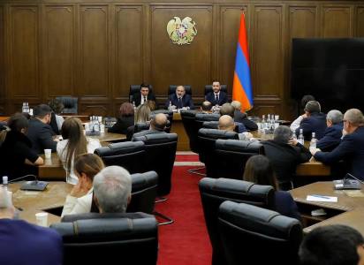 Никол Пашинян встретился в парламенте с членами фракции «Гражданский договор»
