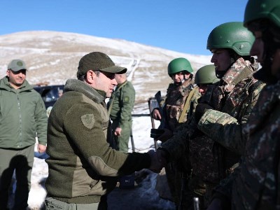 Министр обороны Армении посетил воинскую часть и побывал на боевых позициях