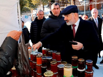 Ամանորյա համերգ՝ սահմանամերձ Ջերմուկում․ ներկա են եղել նաև Փաշինյանն ու նրա տիկինը, գնումներ կատարել տաղավարներից
