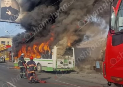 В Ереване загорелся троллейбус